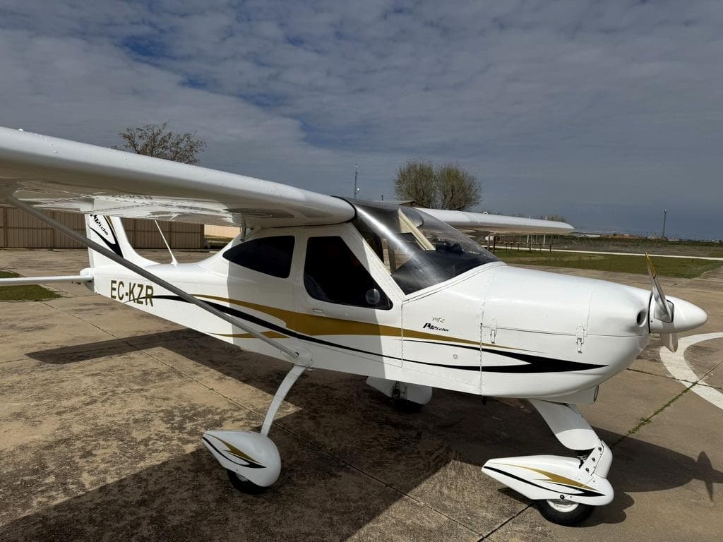 Aeronave Tecnam P92 del club en la rampa del aeródromo