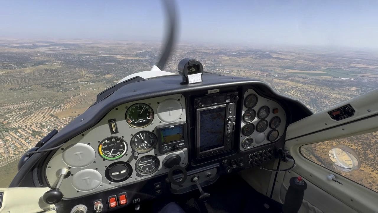 Vista desde la cabina del Tecnam en vuelo sobre el valle