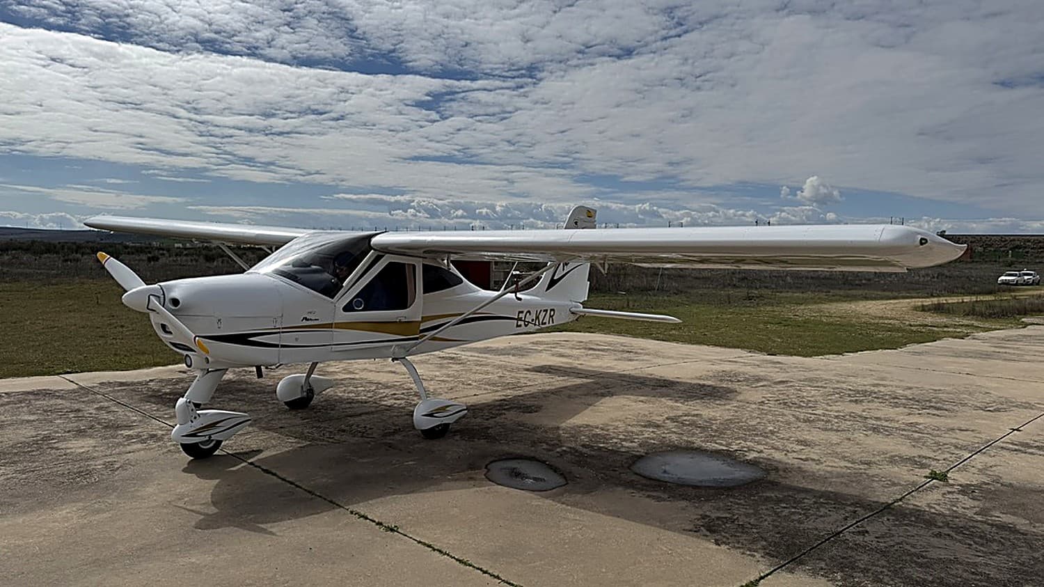 Tecnam P92 del aeroclub bajo un cielo dramático en el Aeródromo de Algodor