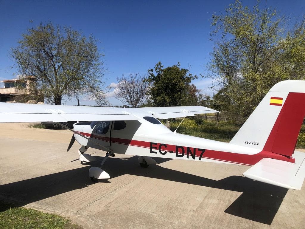 Tecnam P92 rojo del club estacionado en el aeródromo